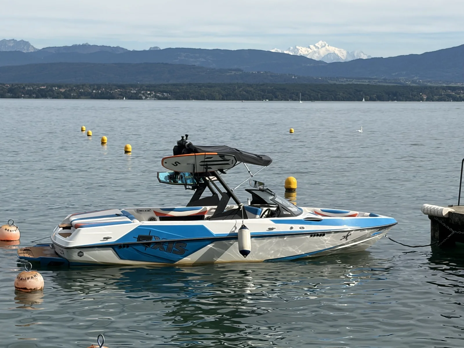 L'Axis T22 amarré au ponton sur le Léman, tour de wake équipée et pont avant surdimensionné